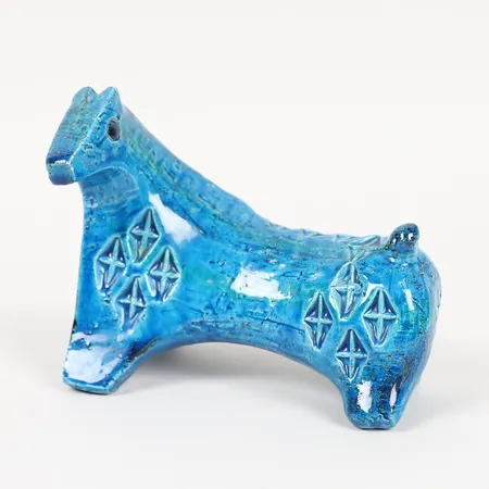 Figurin, häst, formgiven av Aldo Londi för Bitossi Rimini, märkt 431/30/626, blå glasyr, stengods, höjd: ca 12 cm, längd: ca 14,5 cm, mindre nagg på mule, Italien, 1900-talets andra hälft. Skickas med paket.