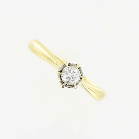 Ring stl 15½, bredd 2-5mm, diamant 1 x ca 0,20ct, piqué, fattning i vitguld, gravyr, 18K Vikt: 2,5 g