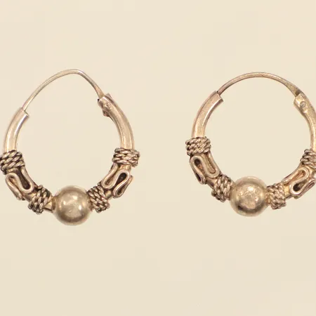 Ett par örhängen, Ø16-17mm, ena skev stift, silver  Vikt: 2,7 g