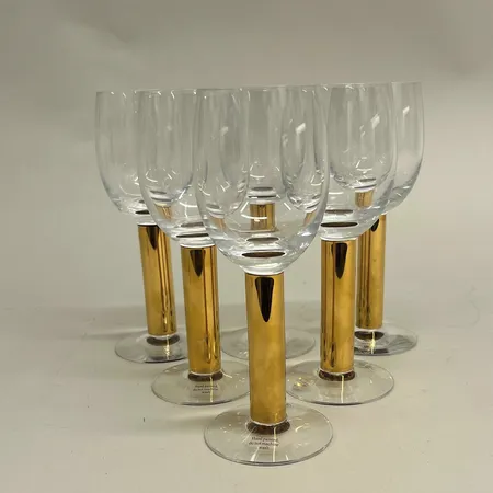 6 vinglas med ben i guldfärg, höjd 181mm, Nobel, design Gunnar Cyrén, etikettmärkta Orrefors, fyra med kartong Skickas med postpaket.