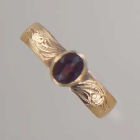 Ring med röd sten, Ø 19 mm, bredd 3,4 mm, 18K Vikt: 2,4 g