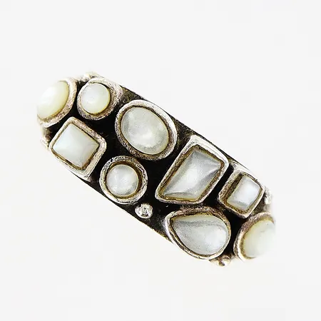 Ring stl 18, bredd 3-8mm, vita stenar, silver 925/1000. Vikt: 6 g
