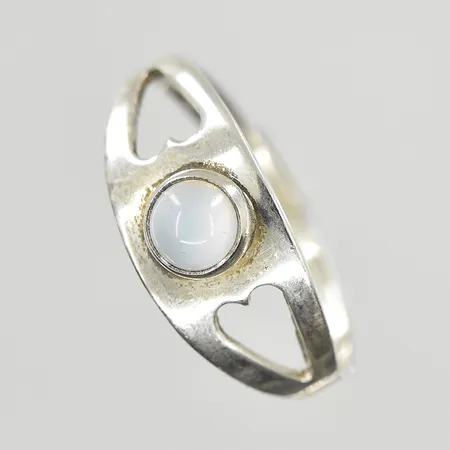 Ring med vit sten, stl 15¾, bredd 2-7 mm, silver. Vikt: 1,1 g