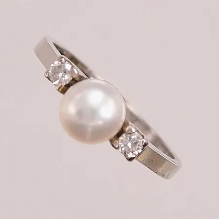 Ring, 2x diamanter 0,15ctv enligt gravyr, Ø17, pärla ca 6mm, 18K 3g.