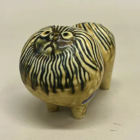 Figurin, mops ur serien Kennel, längd 9cm, höjd 4,5cm, design Lisa Larson (1931-2024), stämplad Gustavsberg, etikettmärkt, stengods