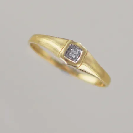 Ring med sten, Ø 15 mm, bredd 4,3 mm, 18K Vikt: 0,8 g