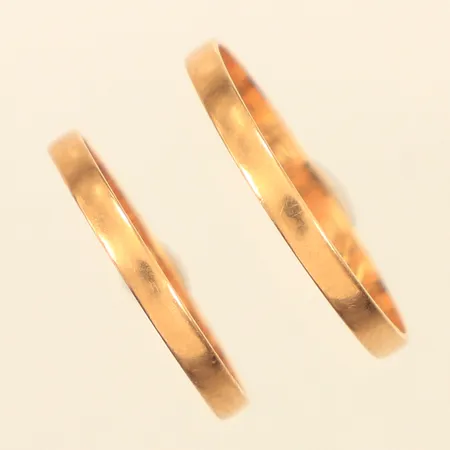 Två ringar, stl 17+19, bredd ca 2mm, något skev, gravyr, repiga, 18K Vikt: 1,9 g
