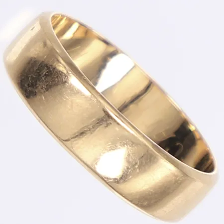 Ring, slät, stl 22, bredd 6,5mm, gravyr, 18K Vikt: 7,5 g