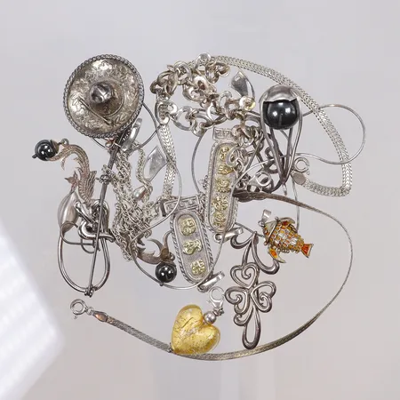 Diverse silver, stenar, pärlor, gravyr, buckligt, defekt/av, silver 830-925/1000 Vikt: 90 g