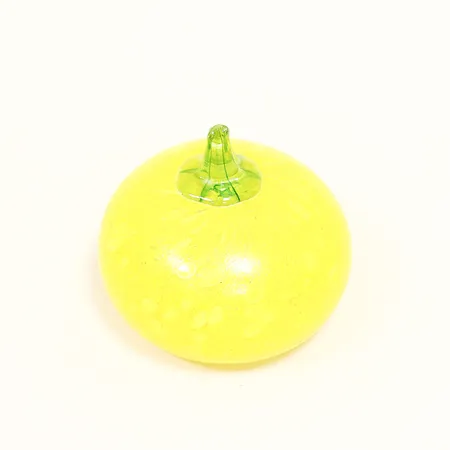 Glasskulptur "Frutteria" pumpa, Gunnel Sahlin, Kosta Boda, Artist Coll. 99023 (mindre nagg eller tillverkningsdefekt på stjälk) ca 10x11cm. Skickas med paket.