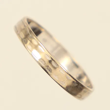 Ring med mönsterdekor, stl 21½, bredd ca 3,5mm, vitguld, gravyr, repig, 18K Vikt: 3,1 g