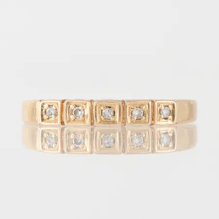 Ring med 5 st små diamanter, storlek 16 ¼ mm, bredd ca 1.7-2.7 mm, 18k. Vikt: 1,6 g