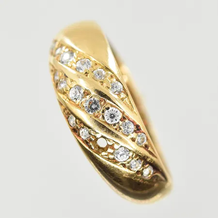 Ring med vita stenar, stl 16½, bredd 3-6 mm, en sten saknas, 18K. Vikt: 2,3 g