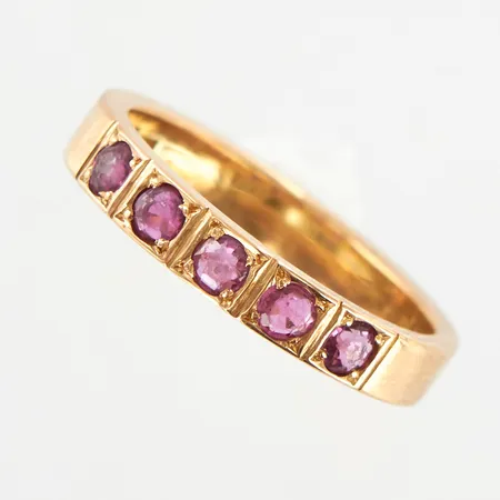 Ring med röda stenar, stl 16¾, bredd 3mm, nagg på skenan, 18K Vikt: 3,7 g
