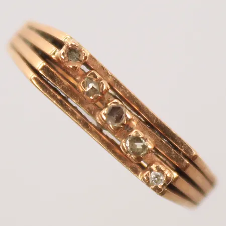 Klackring med vita stenar, stl 19, gravyr, sliten, 18K Vikt: 3,8 g