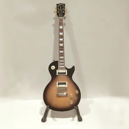 Elgitarr Gibson Les Paul Classic, modell: UPCS15VSNH1, serienummer: 150038112, USA år 2013, single cutaway,  tobaccoburst, "autotuner" mindre stötskada, hårt originalcase Skickas med postpaket.