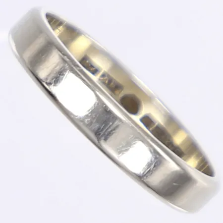 Ring, slät, stl 19¾, bredd 4mm, gravyr, vitguld 18K Vikt: 4,6 g
