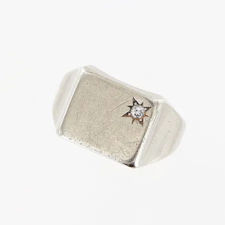 Klackring stl 17, bredd 4-10mm, diamant ca 0,03ct, briljantslipad, skev skena, vitguld, 18K Vikt: 9,2 g