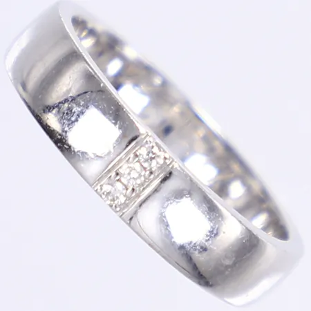 Ring med diamanter ca 0,05ct, stl 18, bredd 4,5mm, vitguld, gravyr, 18K Vikt: 7 g