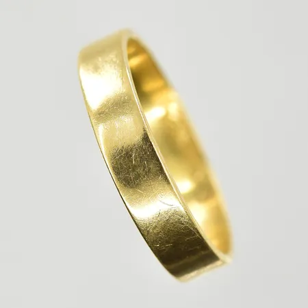 Ring, stl 16½, bredd 3 mm, gravyr, 18K. Vikt: 2,6 g