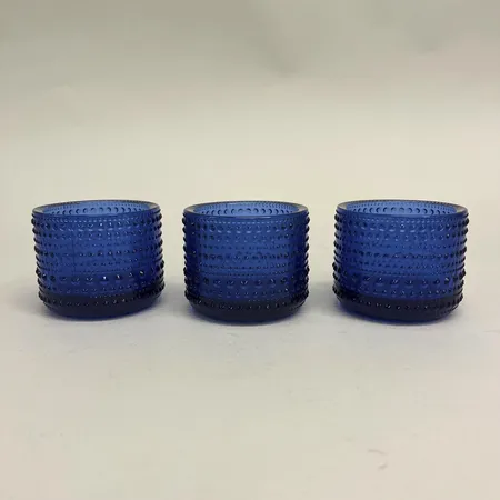 3 ljuslyktor, modell Kastehelmi (daggdroppe), design Oiva Toikka, Iittala, höjd 6cm, Ø7,5cm, blått glas Skickas med paket.
