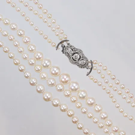 Pärlcollier,  doserad treradigt med odlade saltvattenspärlor, och lås i vitguld med diamanter 2xca0,07ct 1xca0,17ct, Ø3-6mm, längd ca 44cm, ostämplad, 18K  Vikt: 27,6 g