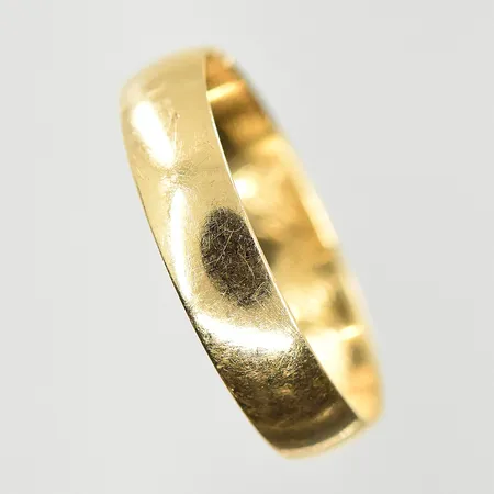 Ring, stl 15, bredd 3 mm, gravyr, 18K. Vikt: 1,5 g