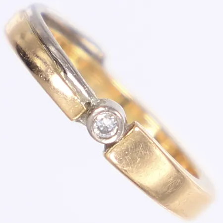 Ring med diamant, ca tot 0,05ct, stl 17, bredd 3,5mm, 18K Vikt: 5,3 g