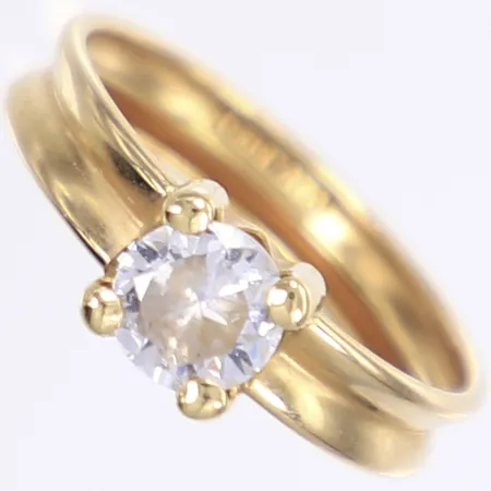Ring med vit sten, stl 18, bredd 4-6mm, slitage, 18K Vikt: 1,4 g