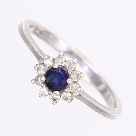 Ring med blå och vita stenar, stl 17, bredd 2-7mm, silver 925/1000 Vikt: 1,7 g