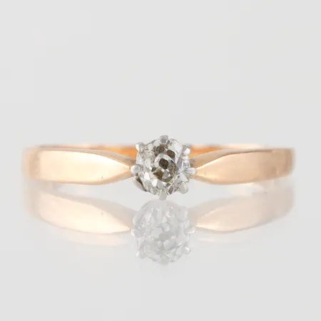 Ring med solitär gammalslipad diamant ca 0,30ct skada på ovansidan , en gripklo defekt, storlek 18 ¼ mm, bredd 1.2-4.7 mm, 18k. Vikt: 2,3 g