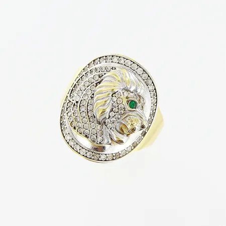 Ring, vit/gulguld, grön/vita stenar, skev, stenar saknas, 18K.  Vikt: 6,4 g