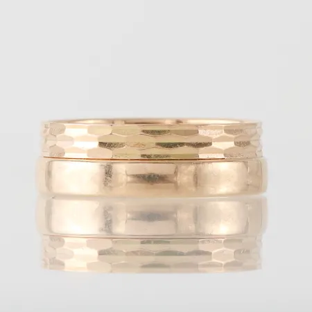 Ring med gravyr, storlek ca 22 mm, 14k och 18k. Vikt: 7,1 g