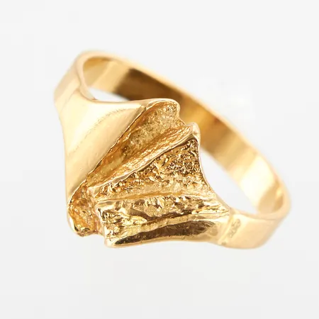 Ring, stl 18¾, stämplad SSW, bredd framtill ca 13mm, 18K Vikt: 4,6 g