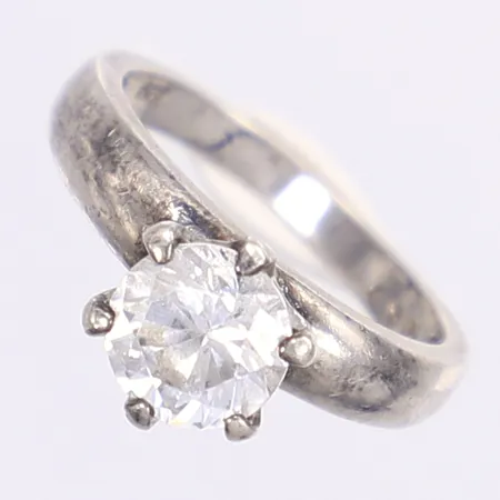 Ring med vit sten, stl 15½, bredd 2-8mm, ojämn skena, silver 925/1000 Vikt: 2,9 g