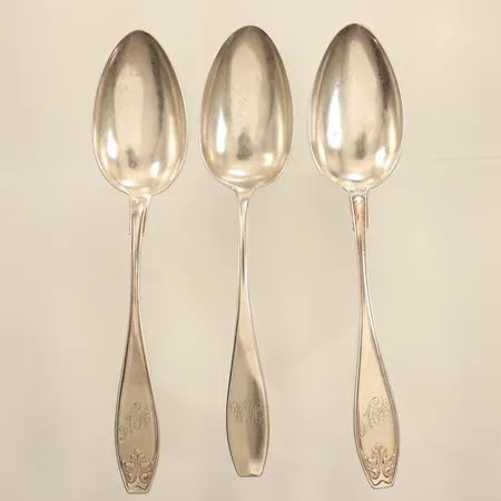 Tre skedar, längd ca 19,5-20,5cm, gravyr, 813/1000 silver  Vikt: 123,6 g