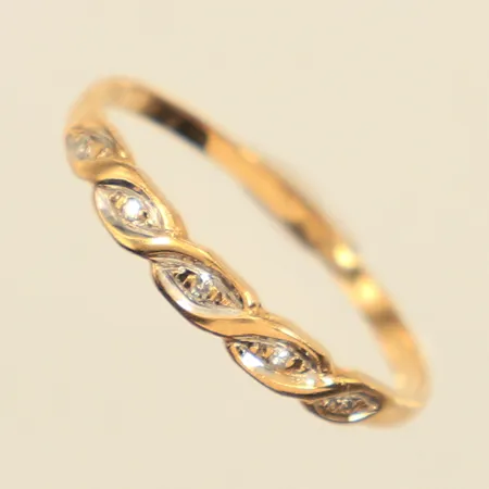 Ring med diamanter ca 5 x 0,0025-0,005ct, stl 17½, bredd ca 1,3-3mm, något skev, 18K Vikt: 1,2 g
