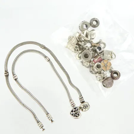 Två Armband Pandora, 17,5 samt 20cm, 20 berlocker varav en dubbel, ett originaletui, silver 925/1000 Vikt: 88,2 g