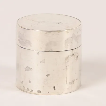 Ask med myntdetaljer, höjd 4 cm, bredd 4 cm, slitage, Silver.  Vikt: 67,6 g