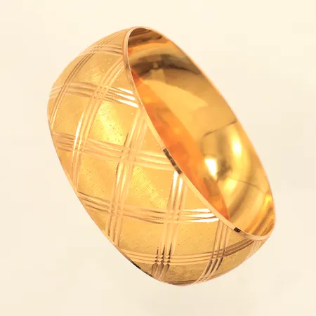 Armring med mönsterdekor, Ø 69mm, innermått ca 22cm, bredd ca 28mm, stämplad OBRAS, 22K Vikt: 79 g