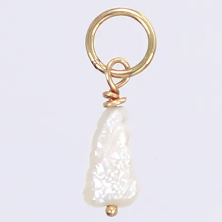 Hänge med barock odlad pärla troligen saltvatten, höjd 14mm, bredd 3mm, 18K Bruttovikt: 0,2g Vikt: 0,2 g