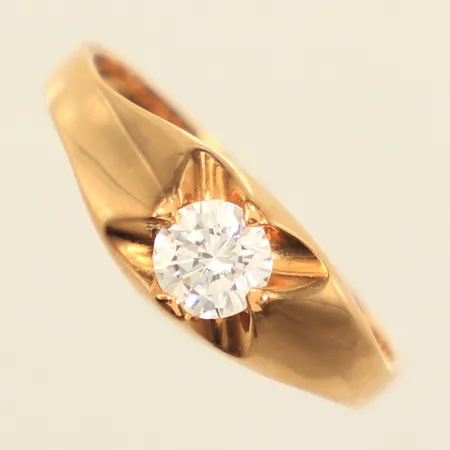 Ring med vit sten, stl 18, bredd ca 2-7mm, GFAB, 18K Vikt: 2,4 g
