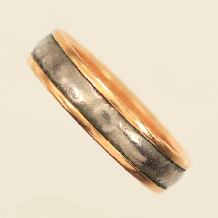 Ring, dekor i monel, stl 19, bredd ca 5,5mm, ca år 1954, gravyr, 18K Vikt: 6 g