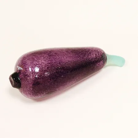 Glasskulptur "Frutteria" aubergine, Gunnel Sahlin, Kosta Boda, Artist Coll. 98914, ca 8x22cm. Skickas med paket.