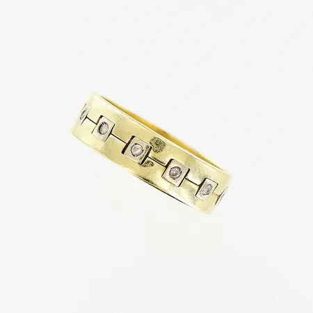 Ring, vita stenar, stl 17¾, bredd 5,5mm, 14K.   Vikt: 3,4 g