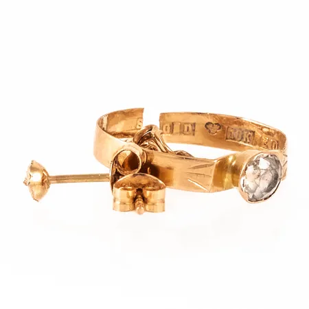 Diverse defekt guld i 18K. Vikt: 1,9g. 