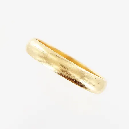 Ring, slät, stl 19,5, bredd 4mm, skev, gravyr, 18K.  Vikt: 3,6 g