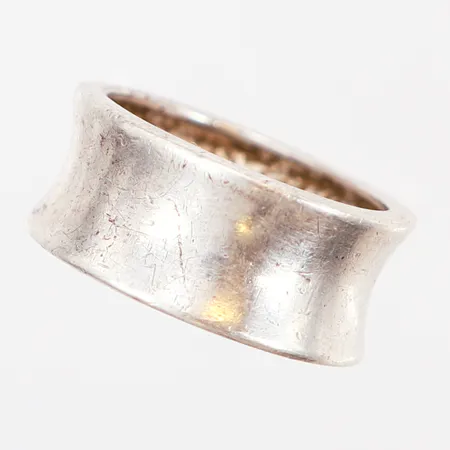 Ring, stl ca. 18½, bredd: 10mm, skevheter, silver 925/1000 Vikt: 5,7 g