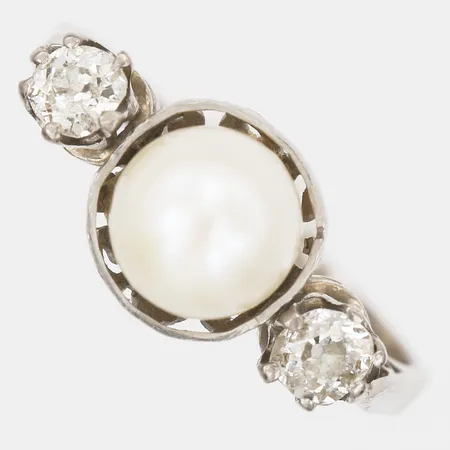 Ring med odlad saltvattenpärla Ø 6,5 mm, samt antikslipade diamanter 2 x ca 0,20ct, stl: 16¾, platina Vikt: 2,8 g