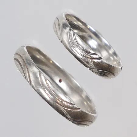 Två ringar med mönster, stl 15¾, bredd 4mm, stl 20¼ bredd 4mm, SCH, stämplad 935, gravyr, ojämn skena, Silver 935/1000 Vikt: 4,8 g